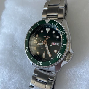 Seiko 5 Sports - • Modell: Seiko 5 Sports • Storlek: 42,5 mm • Referens: SRPD63 • År: 2021 • Skick: Okej • Medföljer: Watch Only med alla länkar 