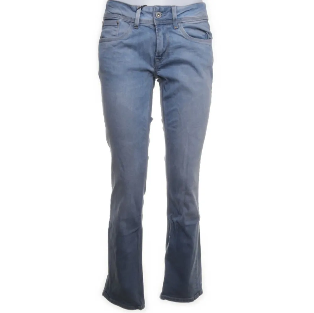 Ljusblå lågmidjade pepe jeans i bra skick, jätte fina  Skriv för bättre bilder eller om du har andra frågor💕. Jeans & Byxor.