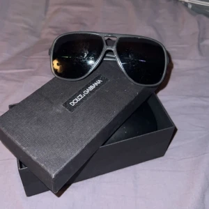 Dolce Gabbana solglasögon  - Säljer ett par feta DG solglasögon (Äkta) perfekt inför sommaren. Skick 8/10 då jag använde dom i spanien i saltvatten. Pris är ej hugget i sten så kom med bud eller byten :)