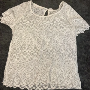Vit spets tshirt - Jätte fin spets tshirt från HM