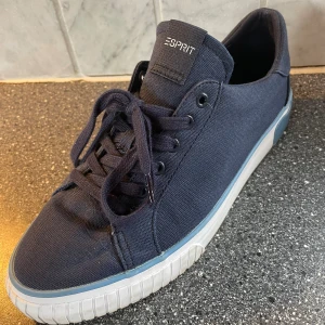 Blå sneakers - Esprit - Mkt fina textil sneakers från Esprit med fin detalj på sulan.  Strl 41  Sparsamt använda