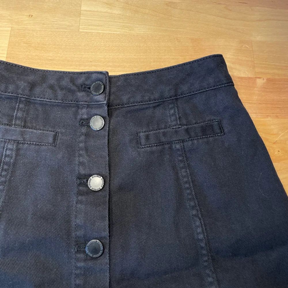 Jeans kjol med knappar ifrån H&M. Fint skick, storlek 34/xs. . Kjolar.