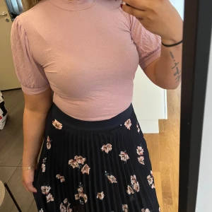 Kjol och topp - Säljer toppen och kjolen tillsammans  Är i väldigt fint skick använda endast en gång Toppen är från Kappahl i storlek s men skulle passa en m också  Kjolen är från lindex i storlek m