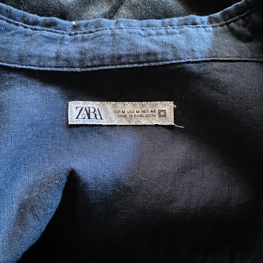 Stilig linne-skjorta från Zara. Skjortan är endast använd ett par få gånger och är därför i ett bra skick. Den säljs nu då den inte används. Skriv vid frågor!. Skjortor.