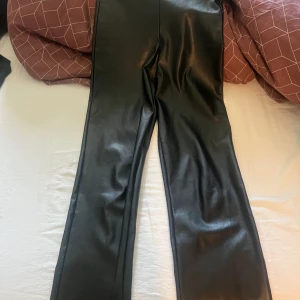 Skinnbyxor - Byxor i Skinnmaterial