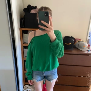 Offshoulder tröja - Fin grön avklippta tröja som ej kommer till användning. Är en S men sitter som M