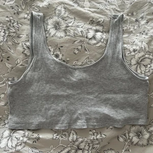 Linne topp - Linne topp från Ginatricot i storlek XL sitter som en L  Fint skick