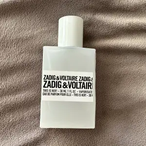 Säljer denna knappt använda Zadig & Voltaire parfym ”This is her!” 30ml. Använt kanske 10 sprut. Nypris 760kr säljer för 350kr. Köp via ”köp nu”🩷