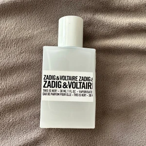 Zadig & Voltaire parfym This is her - Säljer denna knappt använda Zadig & Voltaire parfym ”This is her!” 30ml. Använt kanske 10 sprut. Nypris 760kr säljer för 350kr. Köp via ”köp nu”🩷