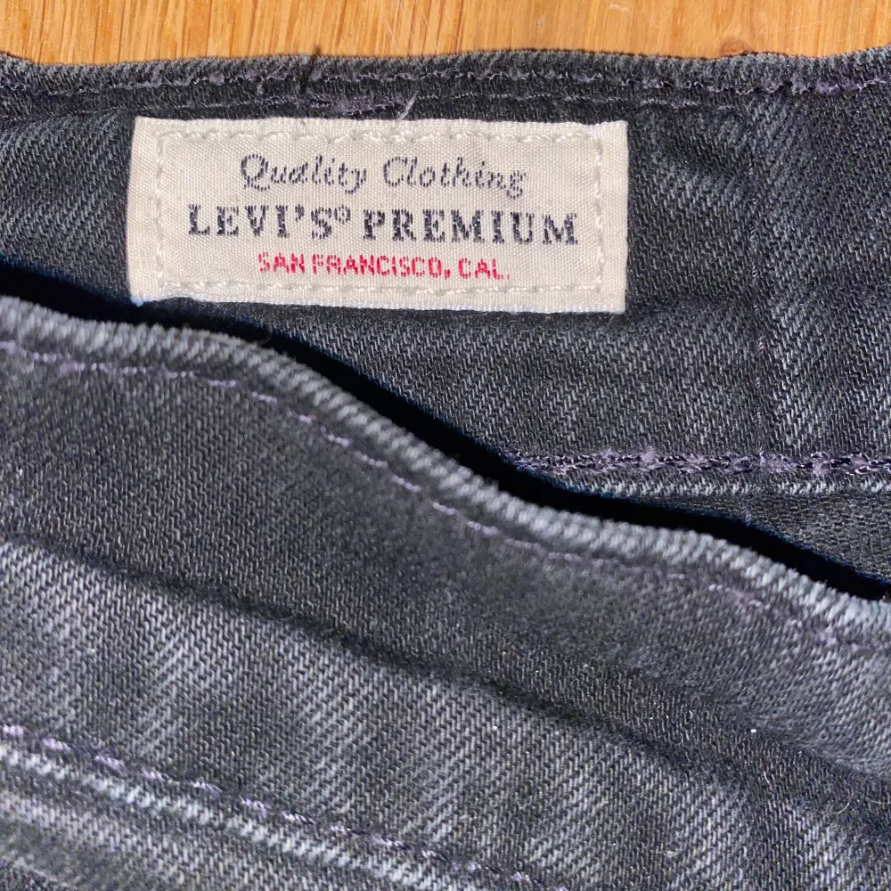 Säljer mina svarta jeans, bra skick och knappast använda . Jeans & Byxor.