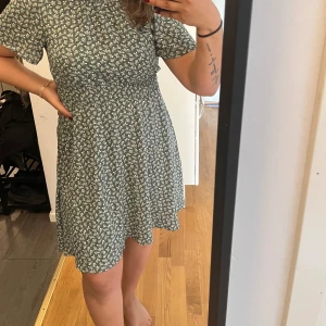 Sommarklänning  - En väldigt fin sommarklänning som är otroligt skön Normal i storleken Helt ny aldrig använd 