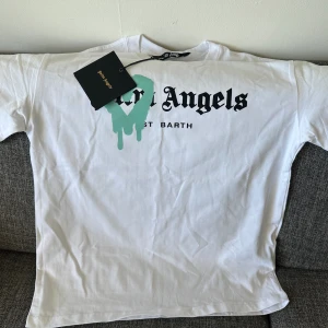 Palm Angels  - Storlek s men passar m för armarna är breda.