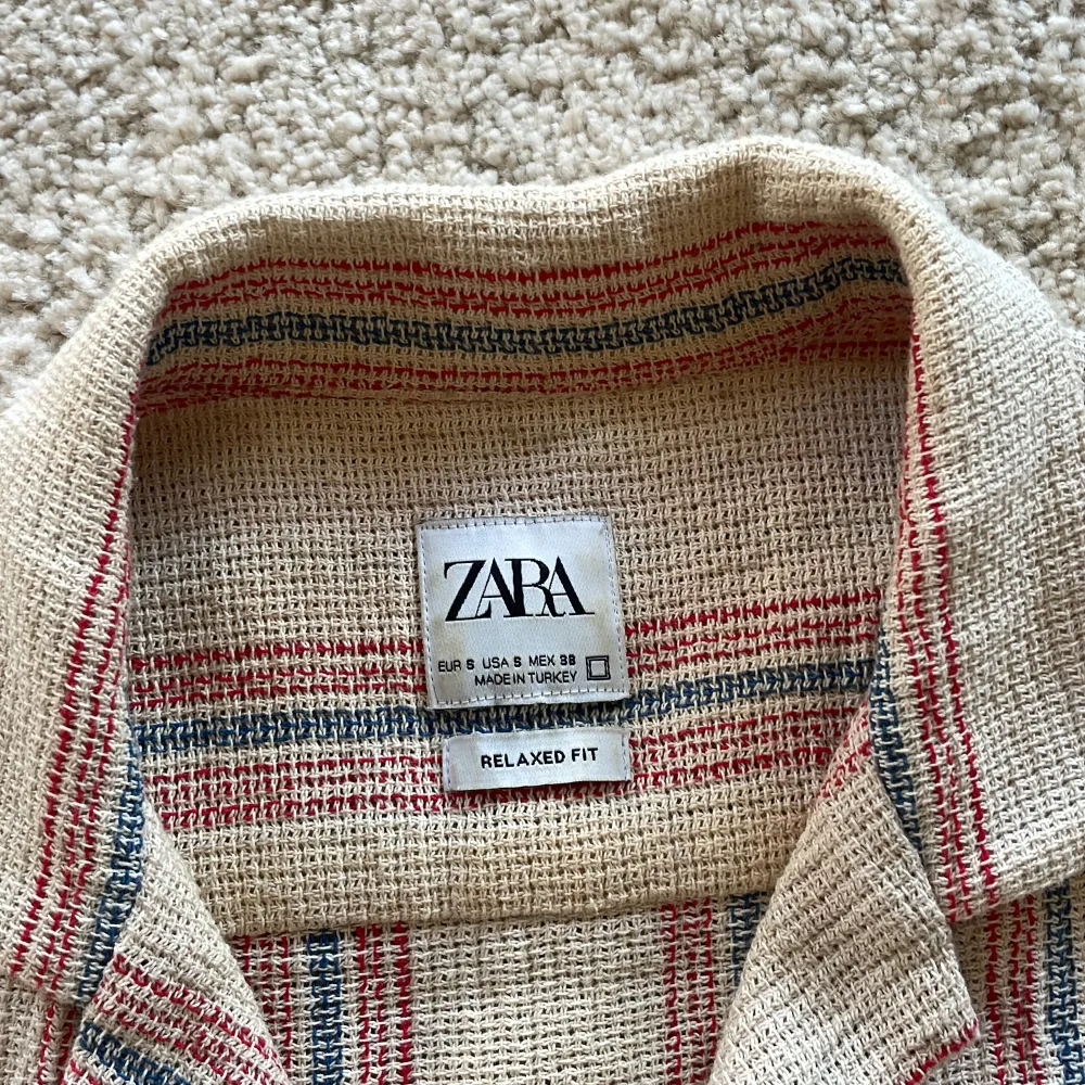 Jätteskön och luftig linneskjorta från Zara men. Skjortor.