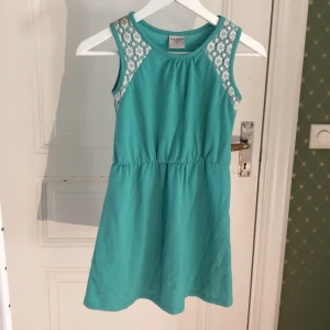 Blå klänning med detaljer  - En fin barn sommarklänning med detaljer på axlarna med bra skick 💗