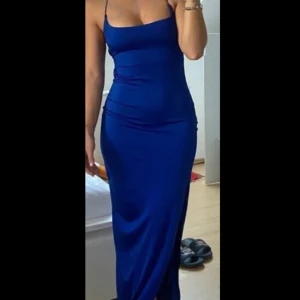 Balklänning  - En jättefin blå balklänning som har öppen rygg🩵den är lite starkare blå som är jättefint på sommaren, den är helt ny endast provad. Kontakta vid frågor eller intresse