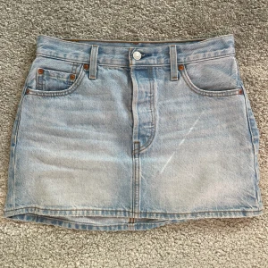 Jeanskjol - Strl 26, använd ett få tal gånger. Säljer då den inte har kommit till användning. Köpte den föra sommaren. Original pris 719