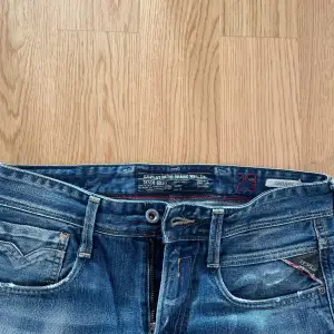 Ett par svin snygga jeans ifrån replay, de är storlek 29:32 men sitter ungefär 1 storlek mindre i midjan, modellen heter anbass som motsvarar slim, mitt pris är 499, hör av er vid minsta fundering!