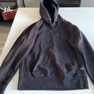 Hoodie  - Fint skick. Ljuset gör så den ser ljusare ut. I verkligheten är den helt svart