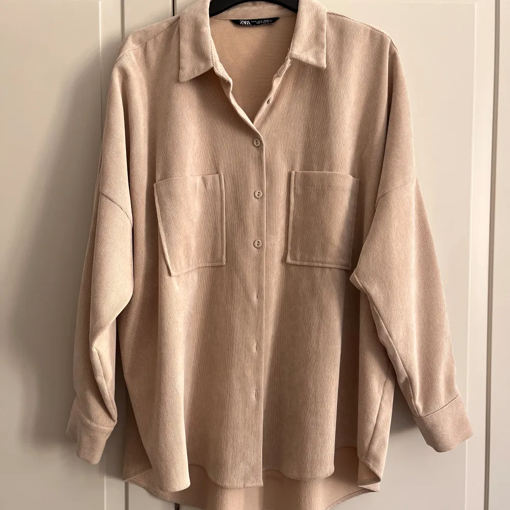 Oversized beige manchester-skjorta från Zara i storlek XL. Jätteskön att dra på ovan en T-shirt eller att bära som en vanlig skjorta🌞. Skjortor.
