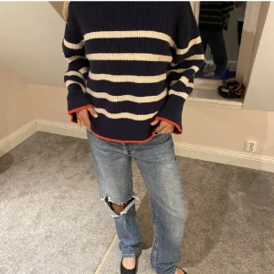 Stickad tröja zara - Säljer denna stickade tröja perfekt inför sommaren. Ger båtvibes☀️⛵️