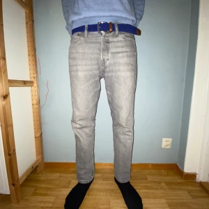 Ett par byxor från Jack & Jones som är i bra skick och ser inte använda ut. Jeansen är grå och har passform realaxed. Personen som har på sig jeansen på bilderna är 17 år och är 180 lång. - De är i bra skick och är  använda bara några gånger 