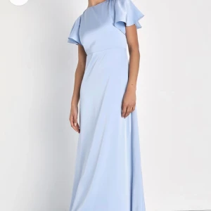 Balklänning - Lulus Infinite Invites Powder Blue Satin Backless Boat Neck Maxi Dress - Helt ny klänning som aldrig använts!