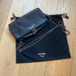 Zadig & voltaire väska - Väskan är i bra skick men kedjorna har blivit rostfärgade. En längre kedja medföljer även. Vid fler frågor eller bilder är det bara att kontakta✨💓 pris kan diskuteras💗