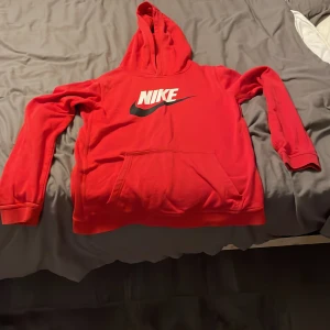 Nike hoodie röd i bra skick  - Röd Nike hoodie köpte den för några år sedan och den är nu för liten. Pris kan diskuteras.