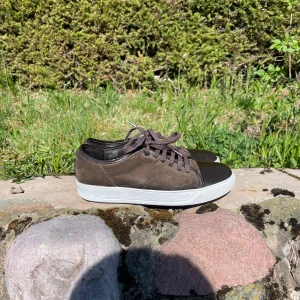 Lanvins - Säljer dessa mörkbruna lanvins. Skicket är bra och captoen är inte creasad. Det är storlek 6 vilket är cirka 40-42.Innersulan ej orginal.Skorna tvättas inan försäljning, inte lika smutsig som på bild.Priset kan diskuteras och byten kan va intressant😃