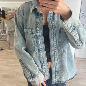 Jeansjacka - Säljer en jeansjacka från zara som jag köpte för nån vecka sen så den är som ny! Kom privat för mer info!❤️