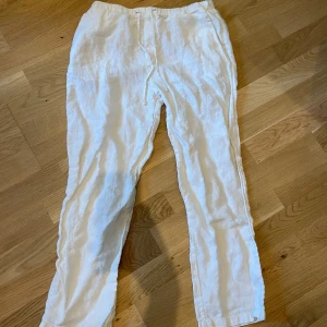 Linnebyxor  - Linnebyxor från mango storlek s, har blivit för små för mig därför säljer jag dem, jag är 178 