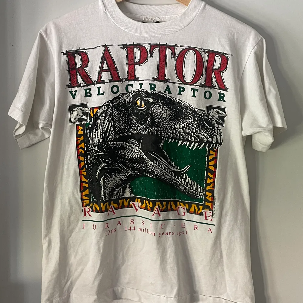 Cool tee woth awesome raptor print. T-shirts.
