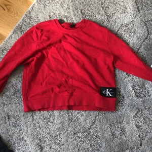 Fin röd tröja! - En fin tröja ifrån Calvin Clein!  Är perfekt nu till sommar och vår eftersom att den inte är så tjock!