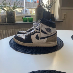 Jordan 1 retro high stage haze - De är välanvända men går att få i nyskick med en tvätt och genom att stryka skorna. Skorna är äkta, och lådan jag fick de i medföljer!