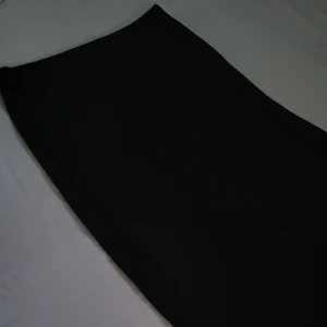 Lång kjol - Svart lång kjol med slits 🖤🖤