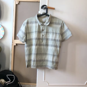 Polar-piké  - Jag säljer min Polar piké som är i gott skick. Den är i storlek S men är lite mer    lösare i ärmarna. Säljer den för 199kr. Skriv om ni har frågor.