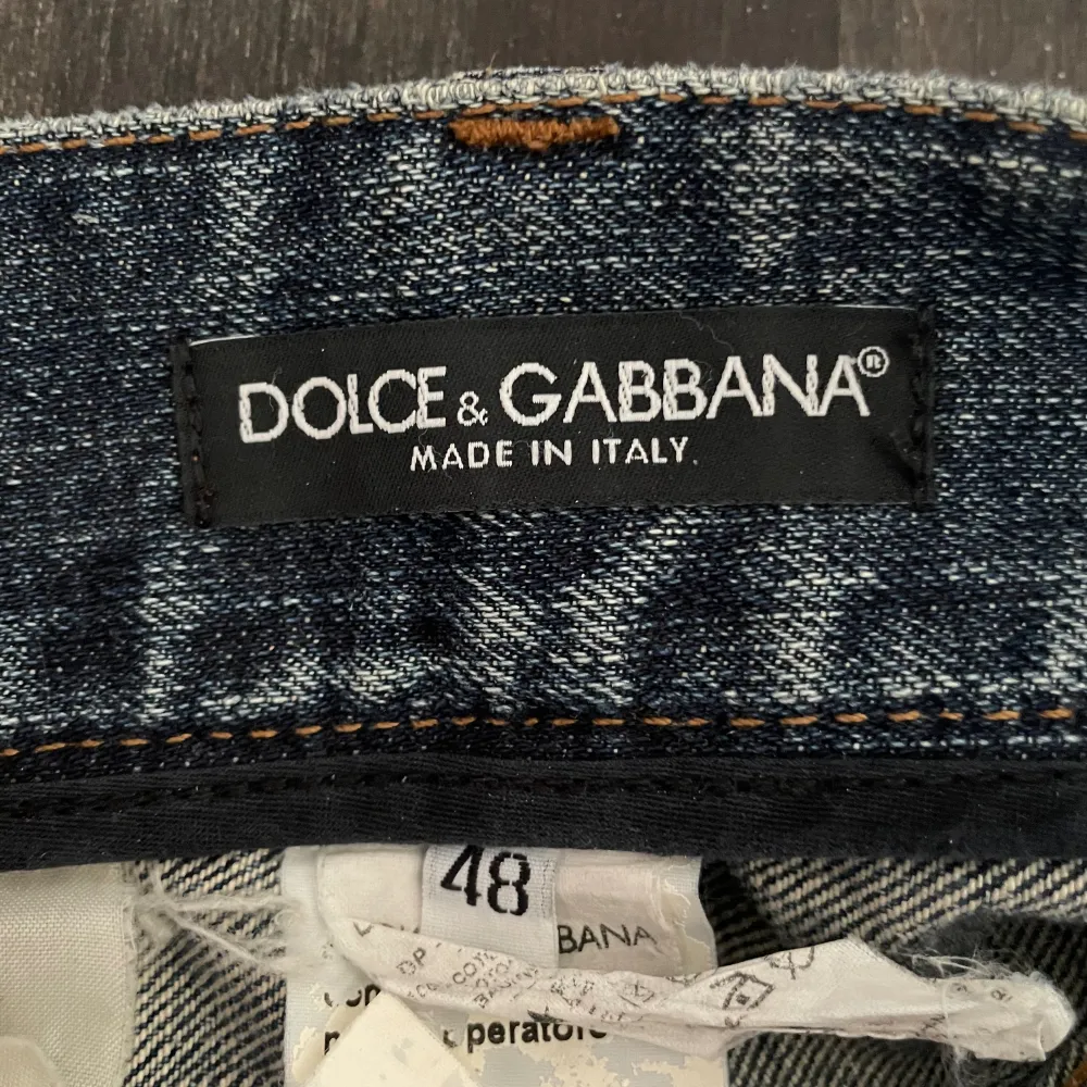 Jeans från dolce & gabbana. Finns slitningar över byxan men jag tycker det lägger till till dom. Längden är lång på mig (173cm). . Jeans & Byxor.