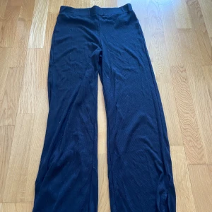 Byxor - Sköna byxor som sitter snyggt från NA-KD ! Köparen står för frakt! 