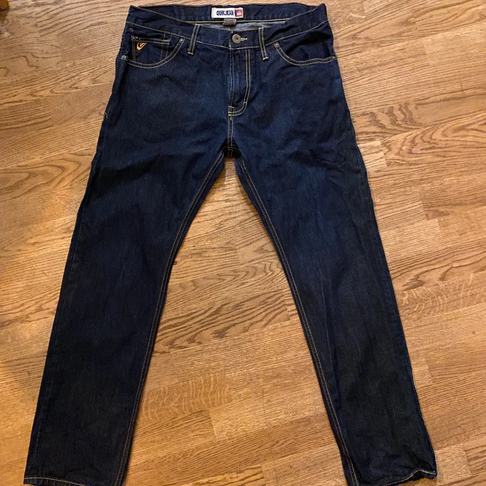 Quicksilver jeans i strl 34. Typ straight fit.. Jeans & Byxor.