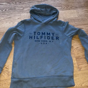 Tommy hilfiger hoodie - Använd men fin och är i storlek 164cm