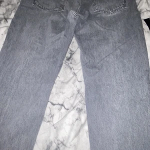 Grå lågmidjade jeans  - Använda byxor men knappast! De är byxor ifrån lager men eftersom att jag inte tycker de passar min stil längre så väljer jag att sälja de för mycket billigare pris än köpt! 50% billigare.