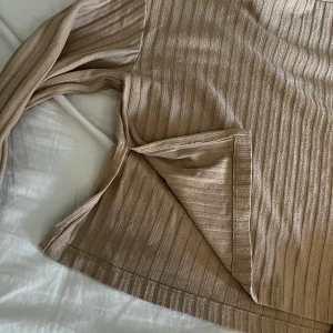 Tröja med slits - En lite oversized tröja med slits på båda sidorna. Använd ett fåtal gånger.  Om du vill ha fler/bättre bilder så är det bara att skriva ett meddelande så skickar jag gärna!