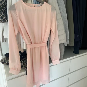 Klänning  - Säljer min klänning från NA-KD, endast använd 1 gång. Vid snabbt köpt går pris att diskutera!!