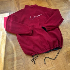 Rare 90’s Nike ACG Vändbar Fleece/Jacka - Riktigt cool vintage Nikejacka. Fleecematerial på ena sidan och vindmaterial på andra sidan. Dragsko i botten. Helt okej skick. Storlek XL.