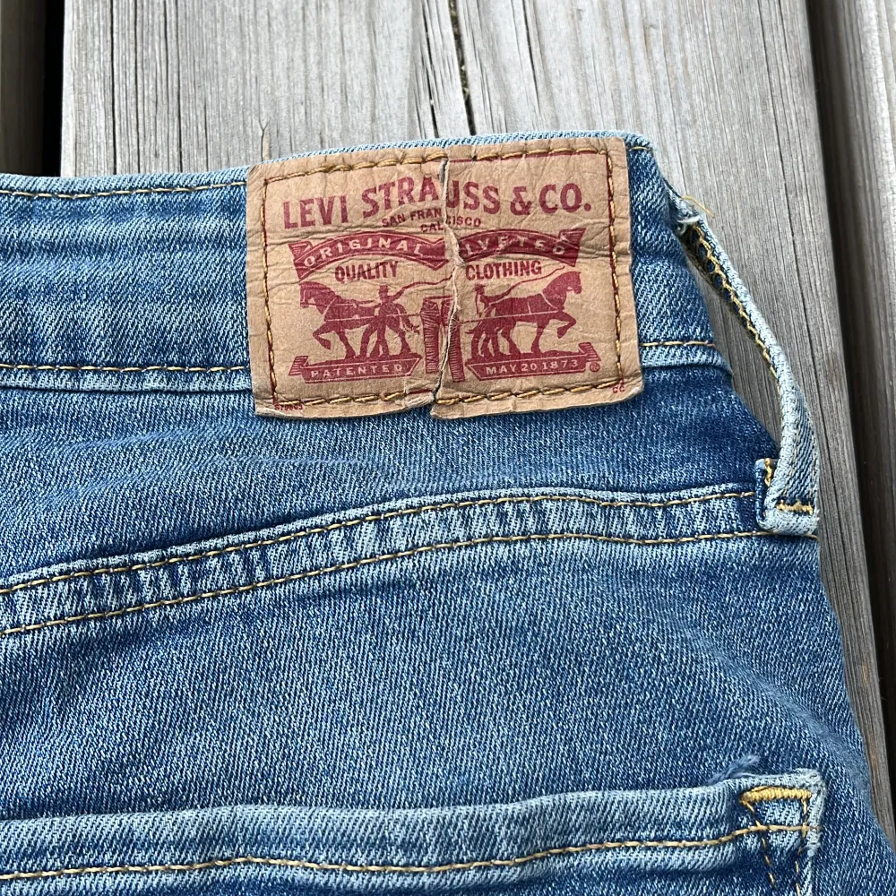 Superfina levi’s jeans i skinny modell, storlek 28! Fin ljusblå färg 💞. Jeans & Byxor.