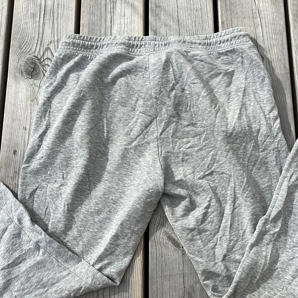 Ljusgråa mjukisbyxor från divided i storlek M ☺️ Som nya! Är nog lite för korta för mig som är runt 170. Jeans & Byxor.