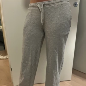 Mjukis byxor  - Fina Byxkor från bikbok i fint material. Säljer för att dom nu är för smås för mig, lågmidja🤍