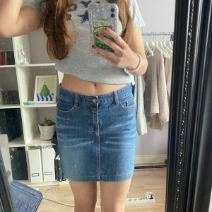 Jeanskjol - Jeanskjol i mjukt material💙 I fint skick!  Midjemått rakt över: 36cm Längd: 36,5cm Skriv gärna för fler bilder/mått/referenser💙