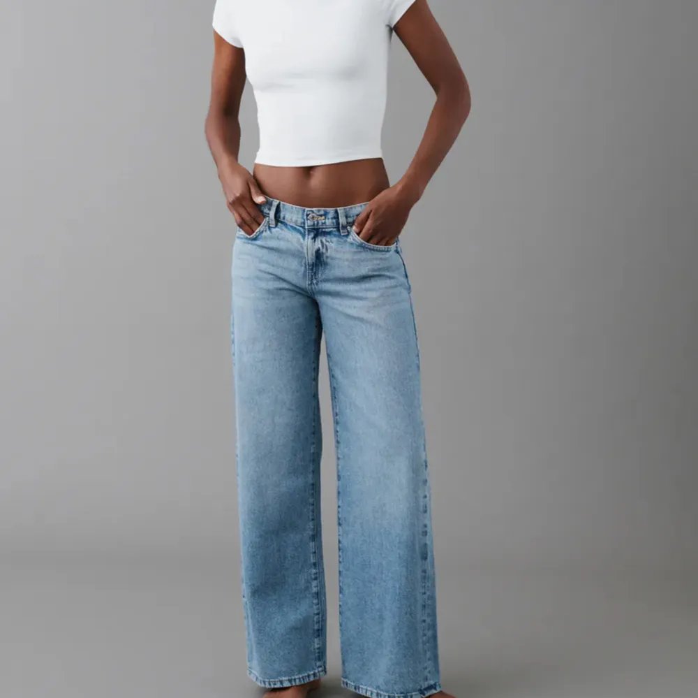 Raka lågmidjade jeans från Gina Tricot🤍 Helt i nyskick!! Går bra att trycka på köp nu🫶🏻. Jeans & Byxor.