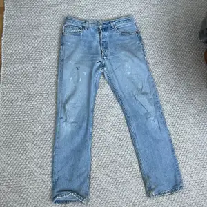 Vintage Levi’s jeans 501, välanvända och lite färgfläckar som varit där sedan jag köpte, har ett hål mellan benen, inte jättetydligt när byxorna är på men syns definitivt, därmed nedsatt pris. Storlek W32 L32